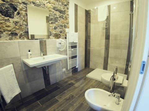 Double Room (n.1) | Bathroom | Shower, rainfall showerhead, free toiletries, hair dryer