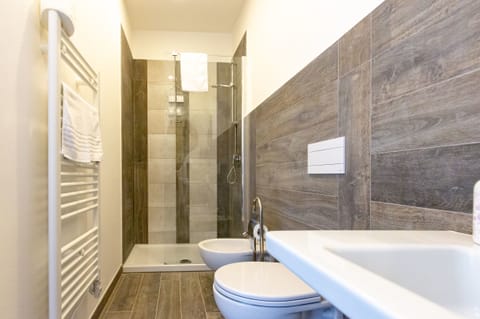 Double Room (n.2) | Bathroom | Shower, rainfall showerhead, free toiletries, hair dryer