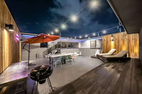 Luxury Penthouse (Breakfast Provided Except for Monday) | Terrace/patio