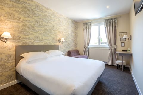 Desk, soundproofing, free WiFi, bed sheets