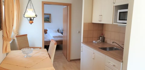 Classic Suite | Hypo-allergenic bedding, laptop workspace, free WiFi, bed sheets