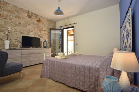 Comfort Double or Twin Room, Private Bathroom, Courtyard View | Individually decorated, individually furnished, desk, cribs/infant beds