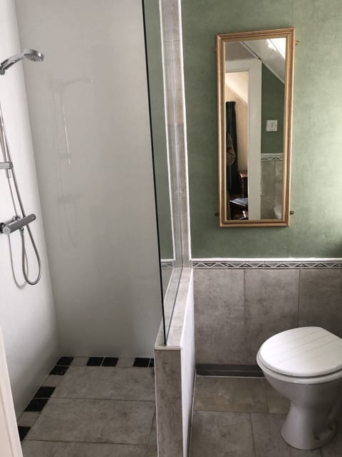 Single Room (Single Bed) | Bathroom | Free toiletries, towels