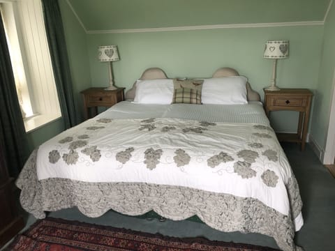 Larger Double or Twin Room, Lake View | Individually decorated, individually furnished, bed sheets