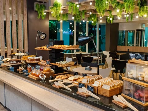 Buffet breakfast for a fee on weekends