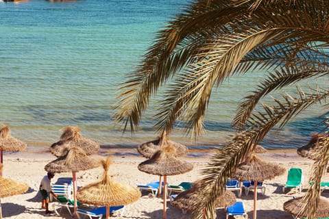 Beach nearby, white sand, beach towels