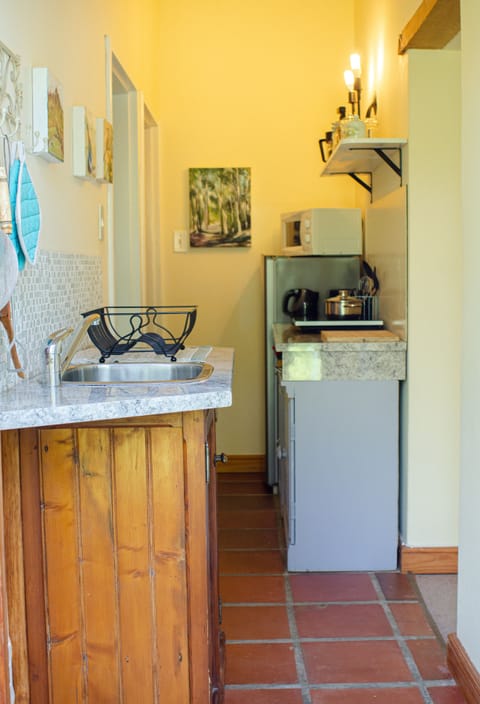 Paddock Suite | Private kitchenette | Full-size fridge, microwave, oven, stovetop