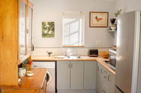 Garden Suite | Private kitchen | Full-size fridge, microwave, oven, stovetop