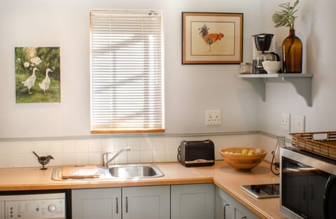 Garden Suite | Private kitchen | Full-size fridge, microwave, oven, stovetop