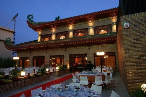 Lunch, dinner served; international cuisine, alfresco dining 