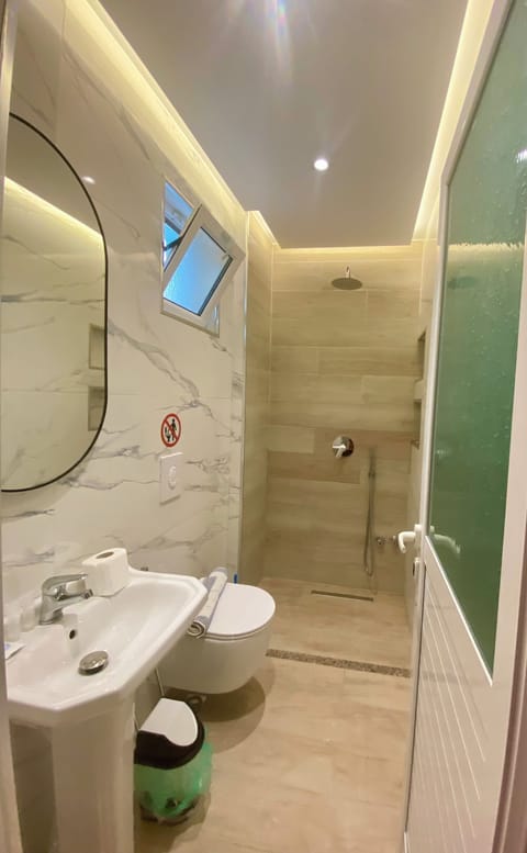 Triple Room, Sea View | Bathroom | Shower, rainfall showerhead, free toiletries, hair dryer