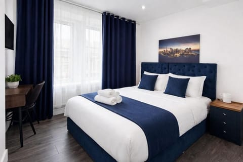 Double Room with private bathroom | Desk, iron/ironing board, free WiFi, bed sheets