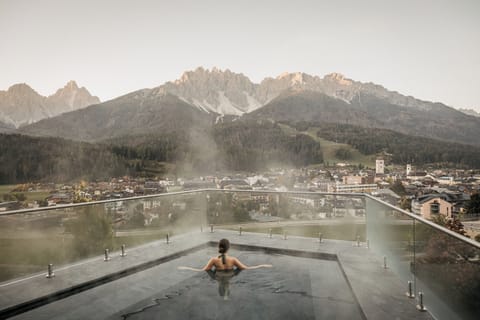 Sauna, hot tub, steam room, body treatments, aromatherapy