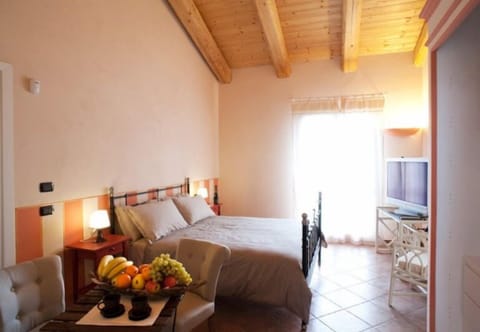 Double Room, 1 Queen Bed | Desk, rollaway beds, free WiFi, bed sheets