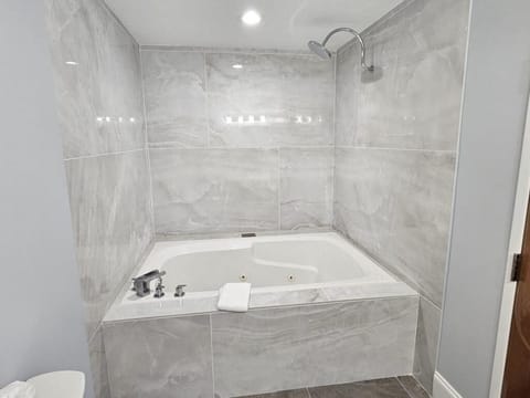 Luxury Room, 1 King Bed | Bathroom | Free toiletries, hair dryer, towels, soap