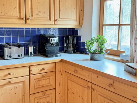 House, 5 Bedrooms | Private kitchen | Full-size fridge, microwave, oven, stovetop