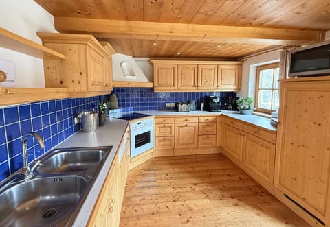 House, 5 Bedrooms | Private kitchen | Full-size fridge, microwave, oven, stovetop