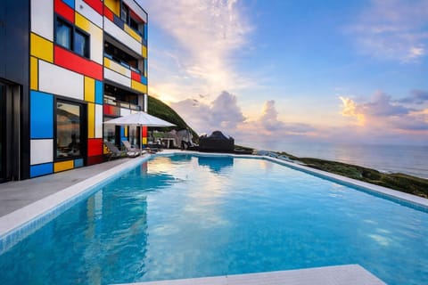 Infinity pool