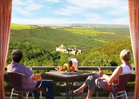 Hypo-allergenic bedding, in-room safe, desk, blackout drapes