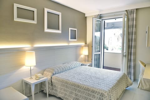 In-room safe, desk, iron/ironing board, free WiFi