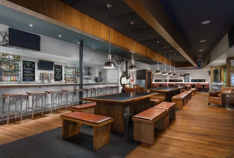 2 restaurants; breakfast, lunch, and dinner served