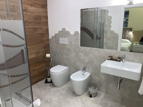 Classic Double or Twin Room | Bathroom | Shower, rainfall showerhead, free toiletries, hair dryer