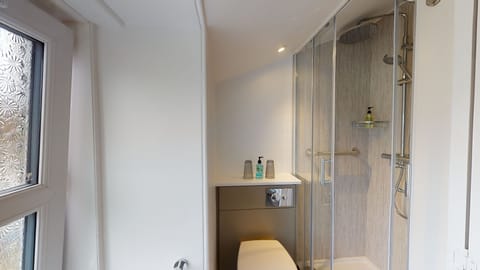 Economy Room | Bathroom | Eco-friendly toiletries, hair dryer, towels, soap