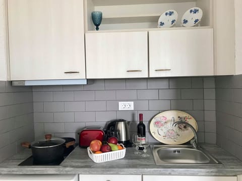 Fridge, stovetop, coffee/tea maker, electric kettle