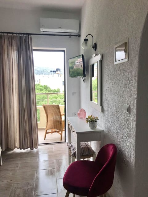 Premium bedding, memory foam beds, in-room safe, individually decorated