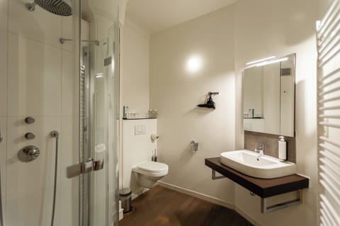 Superior Double Room | Bathroom | Combined shower/tub, rainfall showerhead, free toiletries, hair dryer