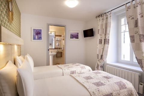 Twin Room | Individually decorated, individually furnished, desk, laptop workspace