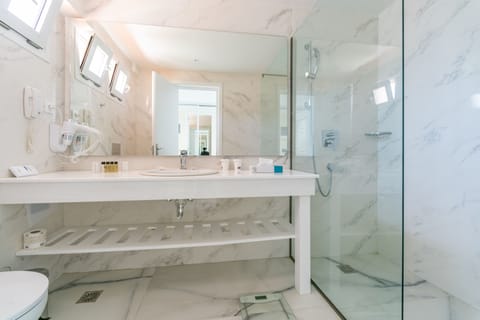 Double Room, Pool Access (Swim-Up) | Bathroom | Shower, hair dryer, towels