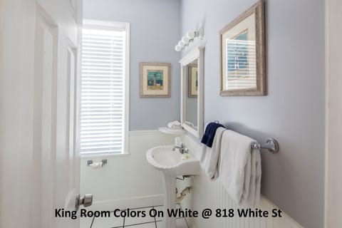 Coconut King | Bathroom | Shower, towels