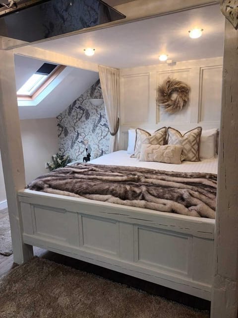 Basic Room, 1 Queen Bed | Desk, laptop workspace, free WiFi, bed sheets