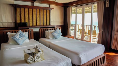 Pavilion Seafront Family villa | Minibar, desk, laptop workspace, blackout drapes