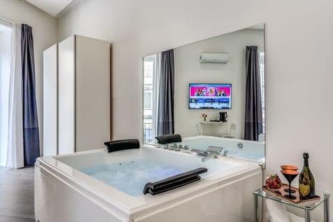 Deluxe Suite, Sauna | Private spa tub