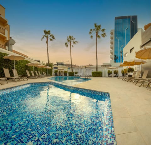 Outdoor pool, pool umbrellas, sun loungers