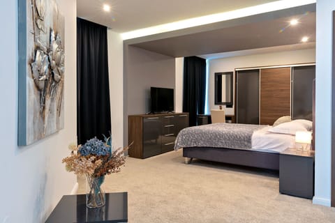 Deluxe Penthouse | Desk, laptop workspace, blackout drapes, free WiFi