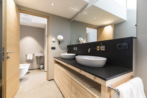 Hortus Chalet | Bathroom | Separate tub and shower, free toiletries, hair dryer, bathrobes
