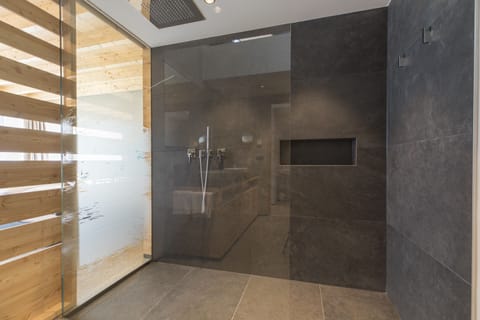 Hortus Chalet | Bathroom | Separate tub and shower, free toiletries, hair dryer, bathrobes