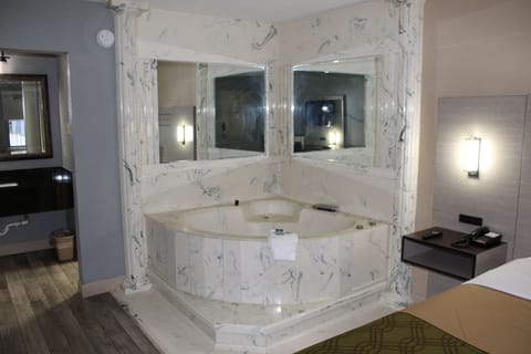 Superior Room, 1 King Bed, Hot Tub | Desk, laptop workspace, blackout drapes, soundproofing