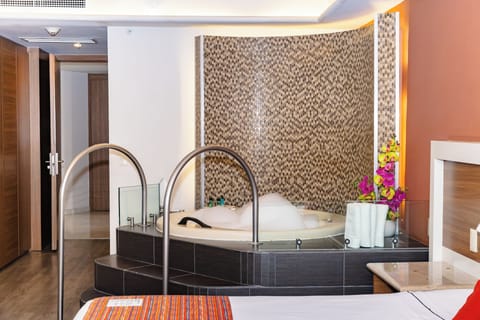 Junior Suite | Premium bedding, Select Comfort beds, in-room safe, desk