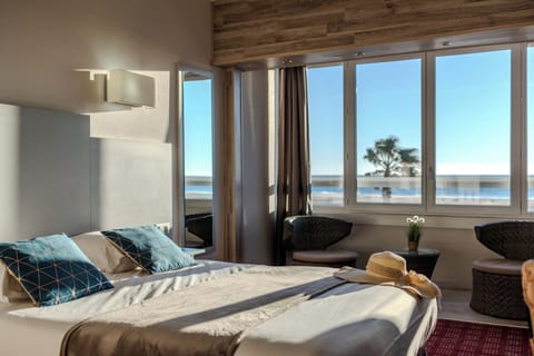 Superior Double Room, Sea View | Minibar, in-room safe, desk, soundproofing