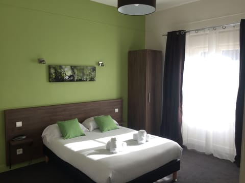 Double Room | In-room safe, desk, iron/ironing board, free WiFi