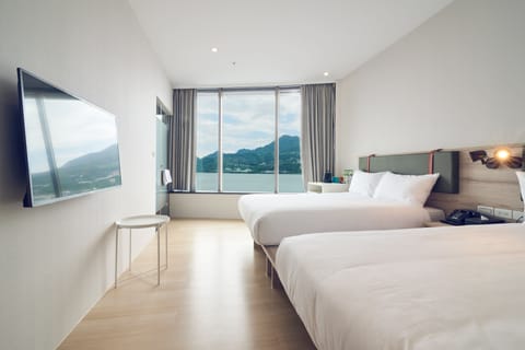 Deluxe Quadruple Room | Laptop workspace, blackout drapes, soundproofing, free WiFi