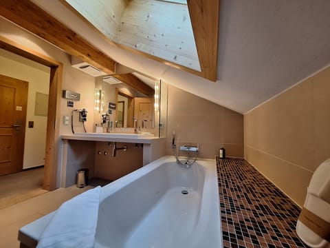 Suite, Balcony, Mountain View (Muenchen) | Bathroom | Free toiletries, hair dryer, slippers, towels