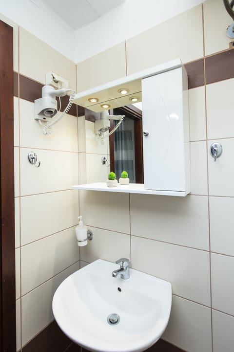Double Room, Sea View | Bathroom | Shower, rainfall showerhead, hair dryer, towels