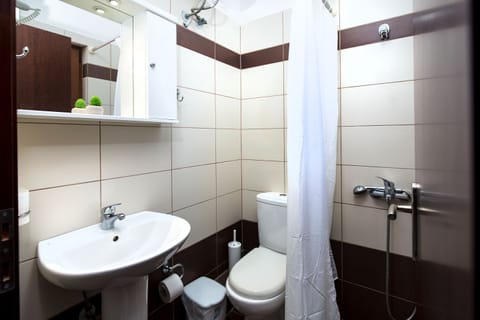 Double Room, Sea View | Bathroom | Shower, rainfall showerhead, hair dryer, towels