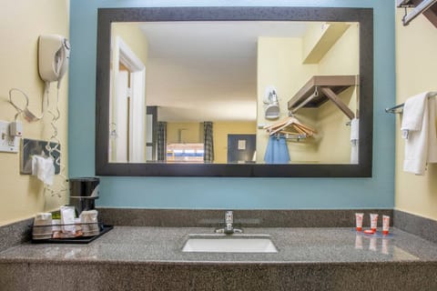 Studio King with Pull Out | Bathroom | Free toiletries, hair dryer, towels