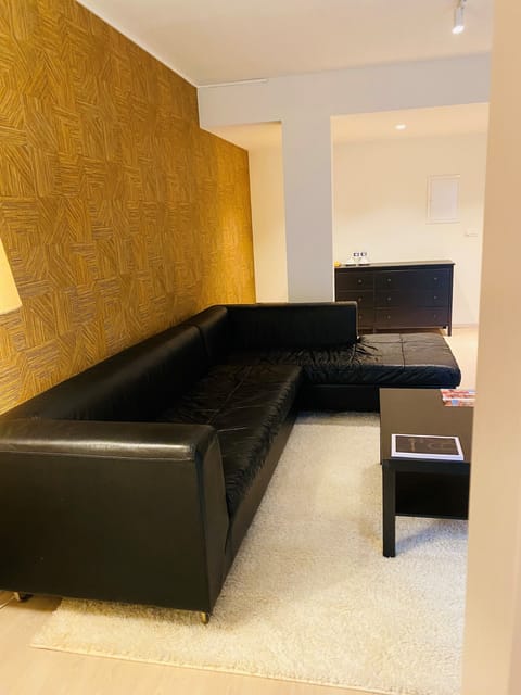 Family Suite (Large) | Living area | 32-inch TV with cable channels